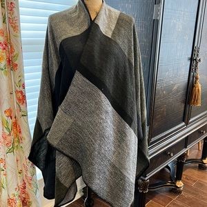 Soft cozy wrap. Gray/black shawl